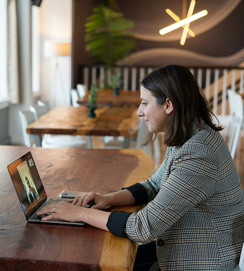 Woman with a laptop working in a coffee shop